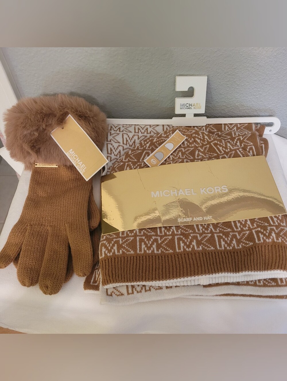 Michal Kors Winter Accesories
